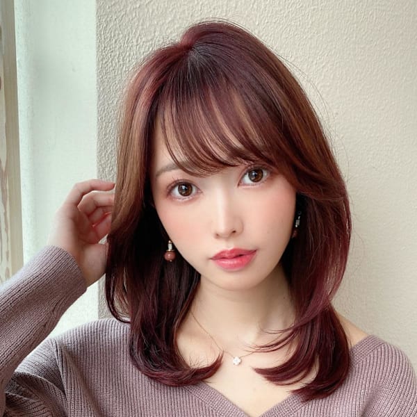 2wayバングでイメチェン顔まわりレイヤーのくびれヘアが人気