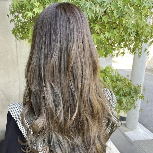 柔らかなくすみベージュカラー