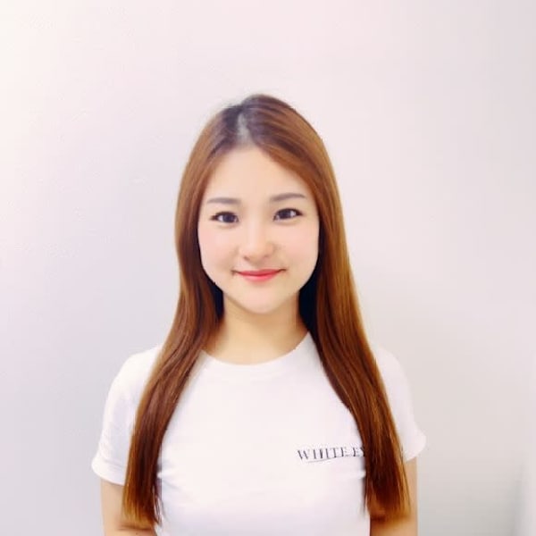 アイブロウサロン WHITE EYE 静岡 眉毛専門店【アイブロウサロン ホワイトアイ シズオカ マユゲセンモンテン】のスタッフ紹介。イグチ セナ