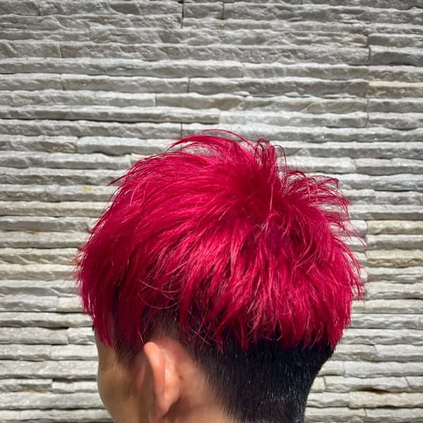 ビビッドレッド×ツーブロックショート