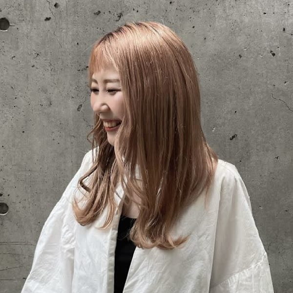 Zina 梅田茶屋町 髪質改善/前髪カット/韓国レイヤーカット【ジーナ】【ジーナ ウメダチャヤマチ カミシツカイゼンマエガミカットカンコクレイヤーカット ジーナ】のスタッフ紹介。HITOMI 