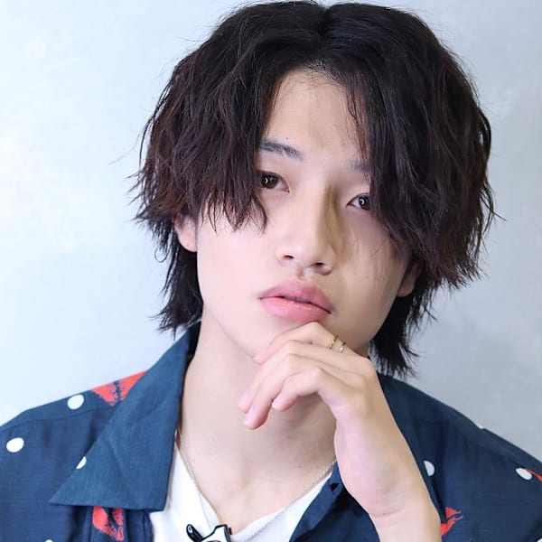 センターパートウルフ　メンズヘア　ツイストスパイラルパーマ