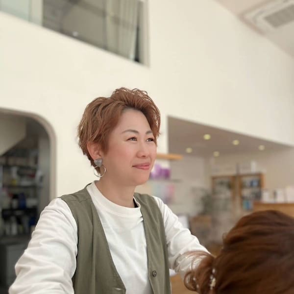 Hair.Eye&Relax Amor【ヘアアイアンドリラックス アモール】のスタッフ紹介。川田 えつこ