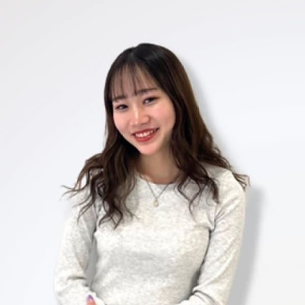 アイブロウサロン i'm 池袋サンシャイン60通り店【眉毛専門店】【アイブロウサロン アイム イケブクロサンシャインロクジュウドオリテン】のスタッフ紹介。エマ 