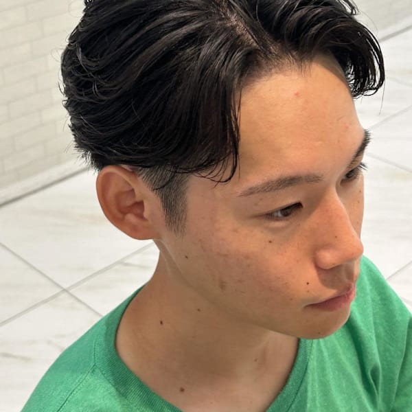 刈り上げフェザーショート