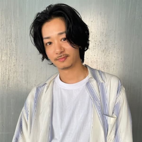 Zina 渋谷神南 髪質改善/前髪カット/韓国レイヤーカット【ジーナ】【ジーナ シブヤジンナン カミシツカイゼン マエガミカット カンコクレイヤーカット】のスタッフ紹介。新川栄一朗 ［渋谷］