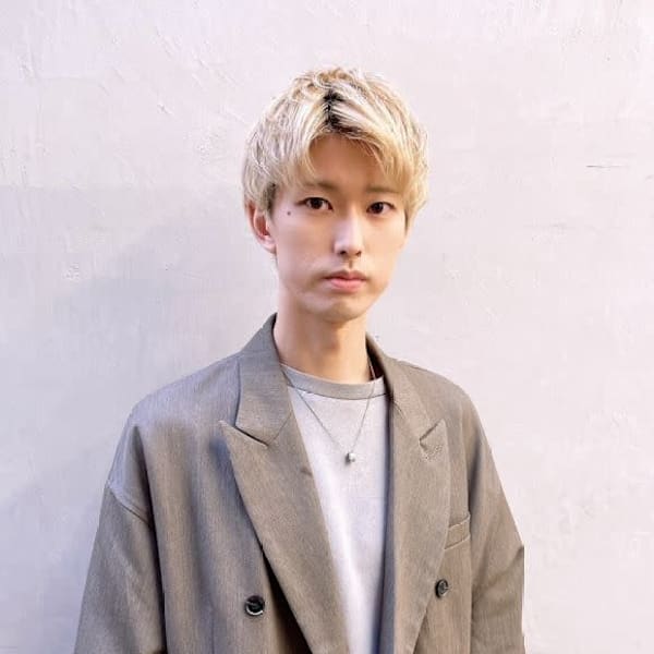 Zina 京都河原町 韓国顔周りカット/前髪カット/髪質改善【ジーナ】【ジーナ キョウトカワラマチ カンコクカオマワリカット マエガミカット カミシツカイゼン】のスタッフ紹介。真鍋 涼