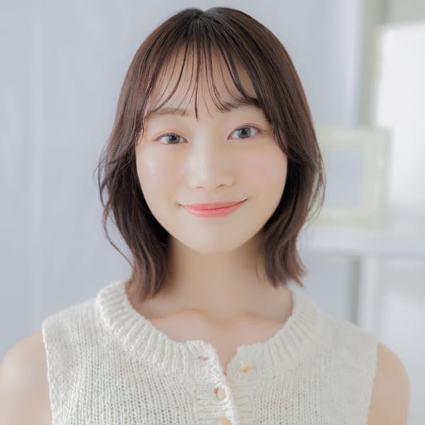 顔回りレイヤーカット小顔くびれミディアム　ハッシュボブ