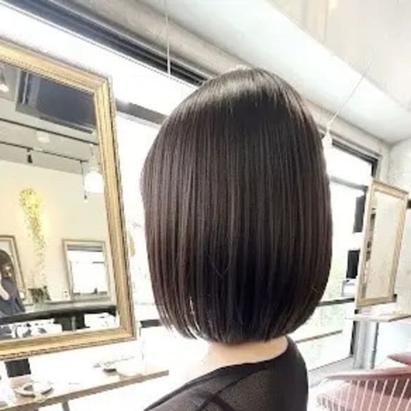 顔周りを包み込むボブ