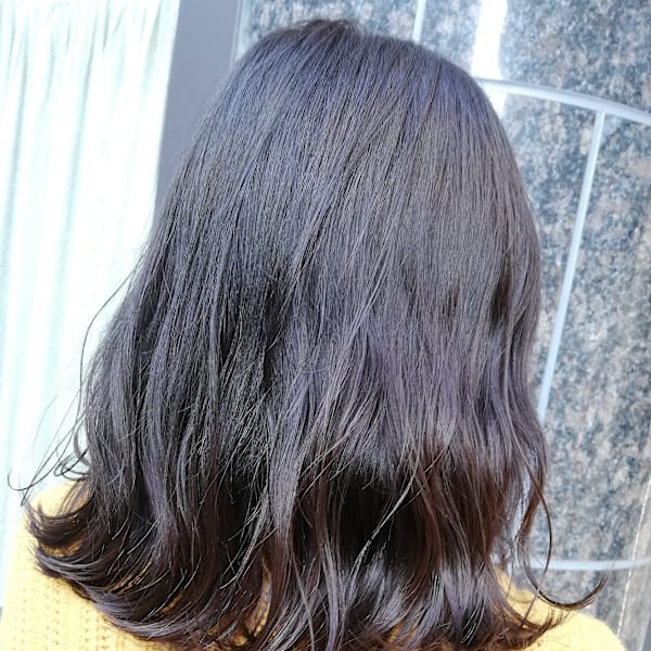 ダークカラーでも透明感◎ゆるふわボブ