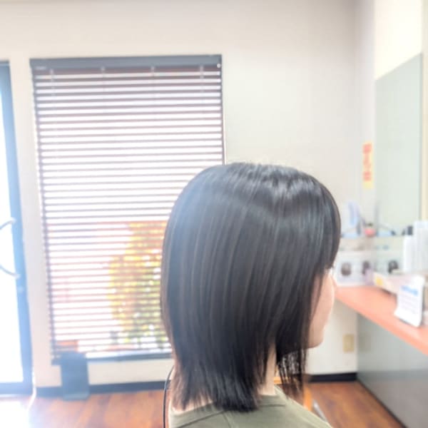 自然なストレートがとてもお似合いですね。 リリー美容室