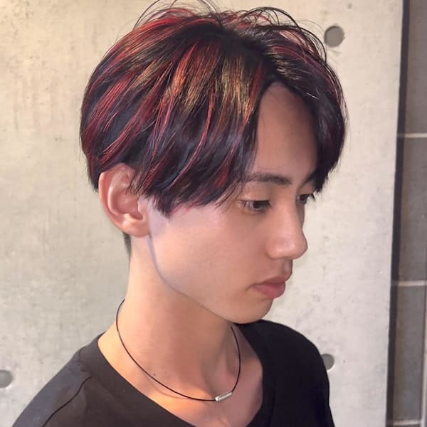 暗髪に映える赤ハイライト