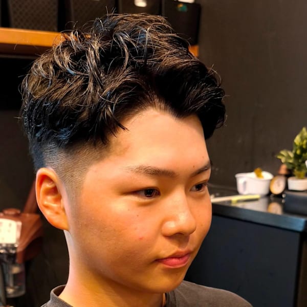 パーマという選択肢で自然な束感と立体感で、今どきの人気顔に。|The BARBER High Grooming