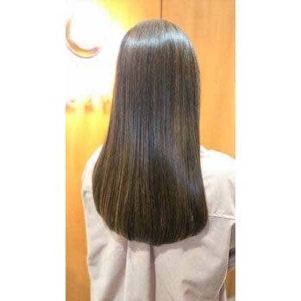 ツヤ感と立体感が魅力！自然なハイライトカラー♪