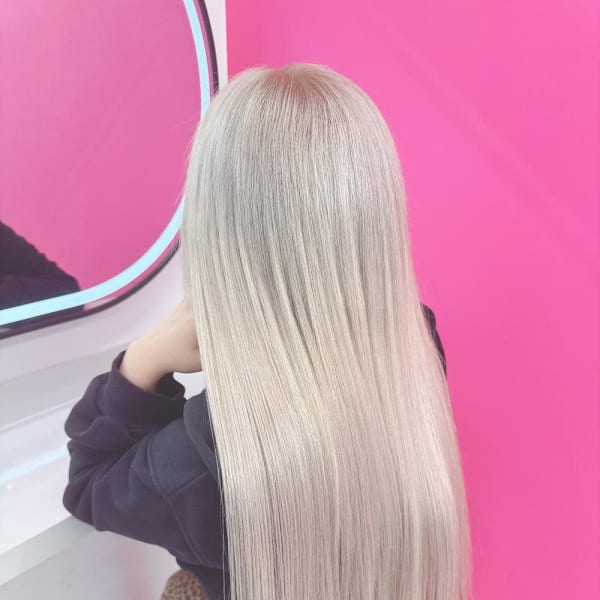 バチバチ透明感!!ツヤ神ホワイトロングヘア!