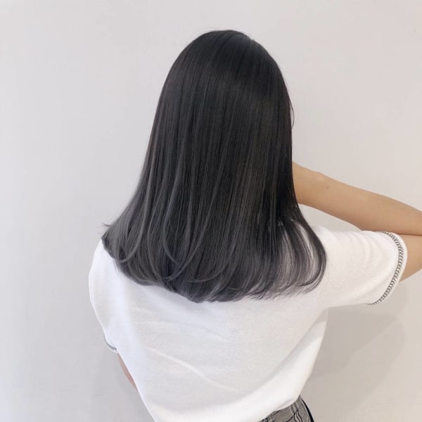 モノトーンアッシュのグラデーションロブ