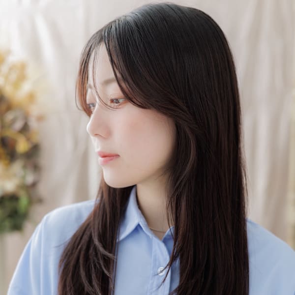 顔回りレイヤーカット小顔ストレートロング チャコールグレー