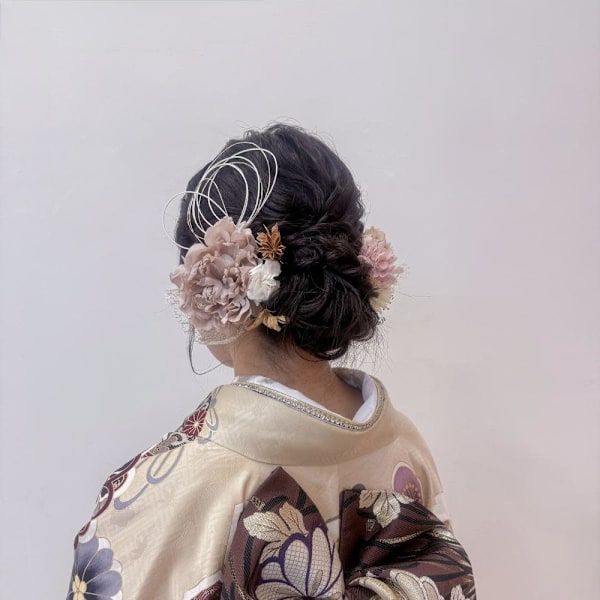 くすみカラーの花飾りで叶う、今っぽ振袖ヘア