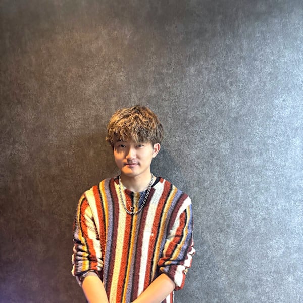 PRISM hair design【プリズム ヘアーデザイン】のスタッフ紹介。関谷大翼