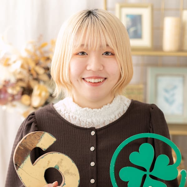 COVER HAIR bliss【カバーヘア ブリス】志木/志木南口駅前店【カバーヘア ブリス シキ シキミナミグチエキマエテン】のスタッフ紹介。胸元 彩那