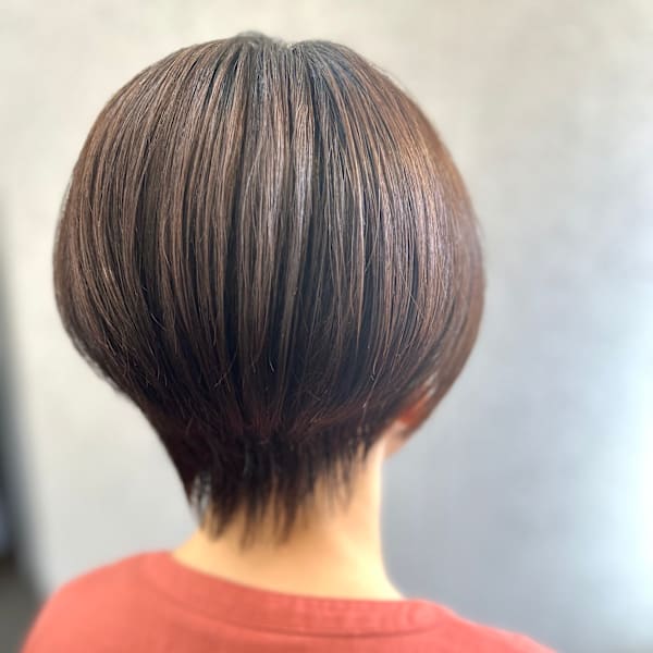 スッキリ見せる襟足長めショート