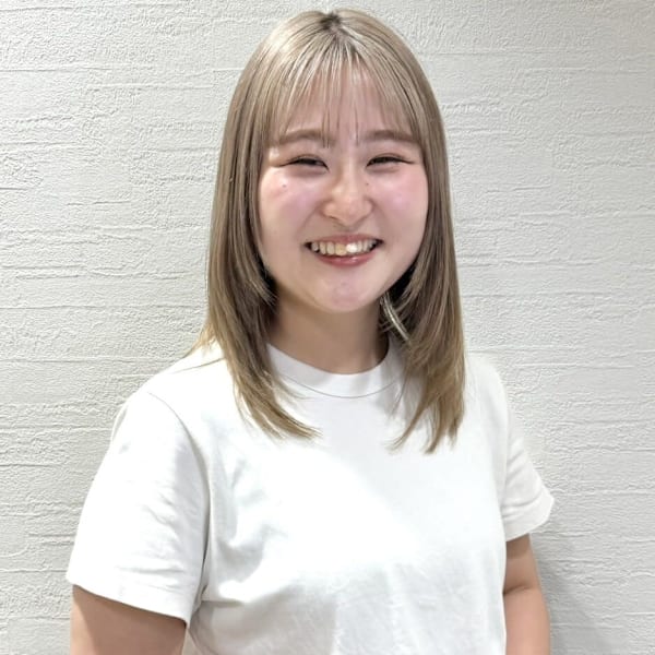 美容室 STROKE宇都宮平松本町店【ストローク】【ビヨウシツ ストロークウツノミヤヒラマツホンチョウテン】のスタッフ紹介。矢澤 亜美