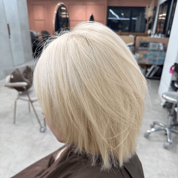 抜きっぱなしブロンド/レイヤーボブ/ホワイトカラー