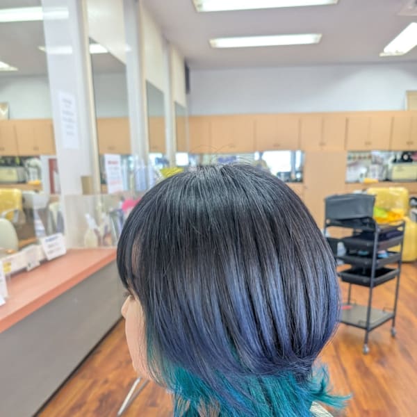 おしゃれなウルフカットと、トレンドのインナーカラーで