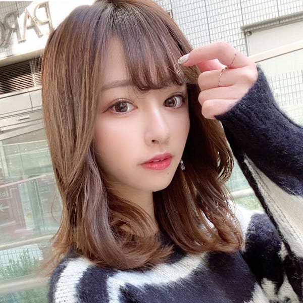 20代30代に人気！後れ毛がかわいい暗髪の韓国風くびれヘア