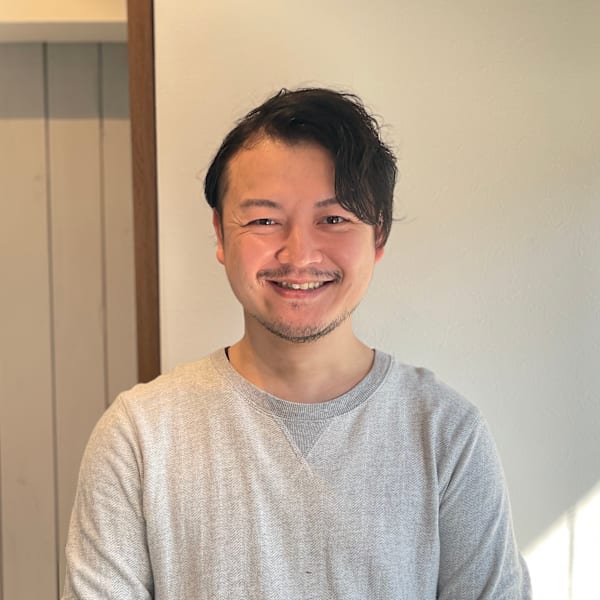 Hair Luana nao【ヘア ルアナ ナオ】【ヘア ルアナ ナオ】のスタッフ紹介。左納 亮