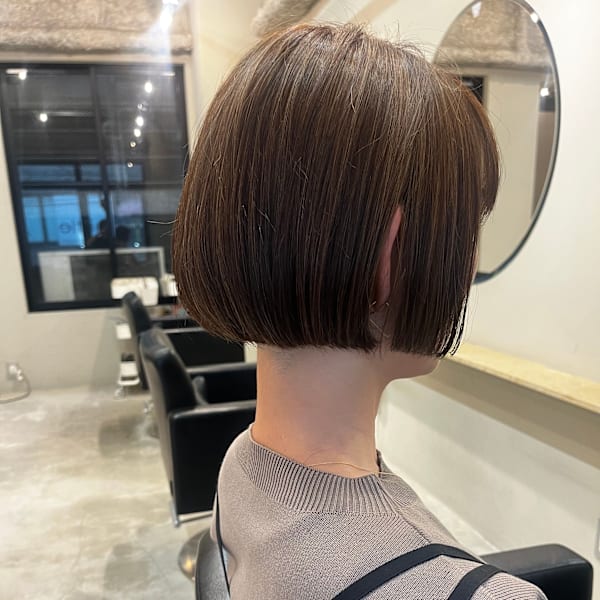 シンプルなボブ。前下がりの大人デザイン。|NOUS HAIR DESIGN