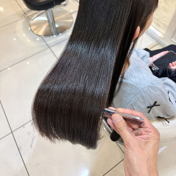 【極上うるツヤ】シルクのような手触りの縮毛矯正ストレート