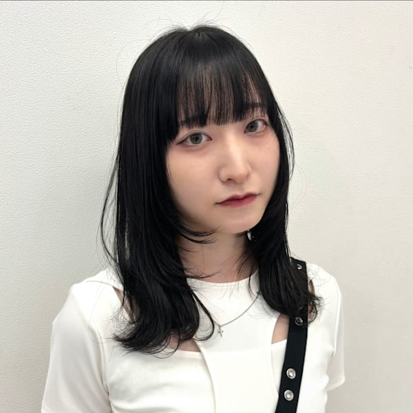 顔まわりレイヤーで抜け感をプラス