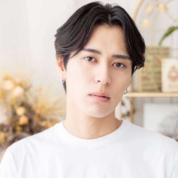 チャコールグレー小顔コンマセンターパート ツーブロパーマ