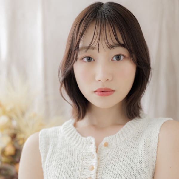顔回りレイヤーカット小顔くびれミディアム　ヘイリーボブ