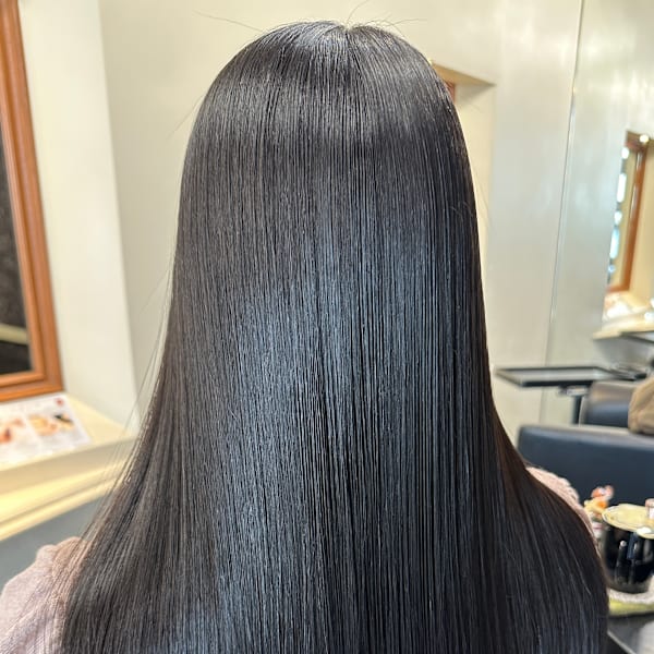 “黒髪がいちばん輝く、ナチュラルストレート”