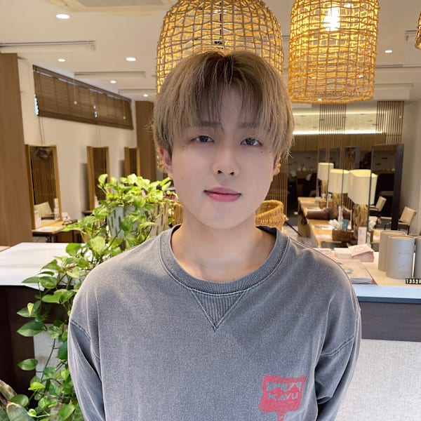 COSTA EST of RICHAIR【コスタエストオブリシェール】のスタッフ紹介。須賀　優心