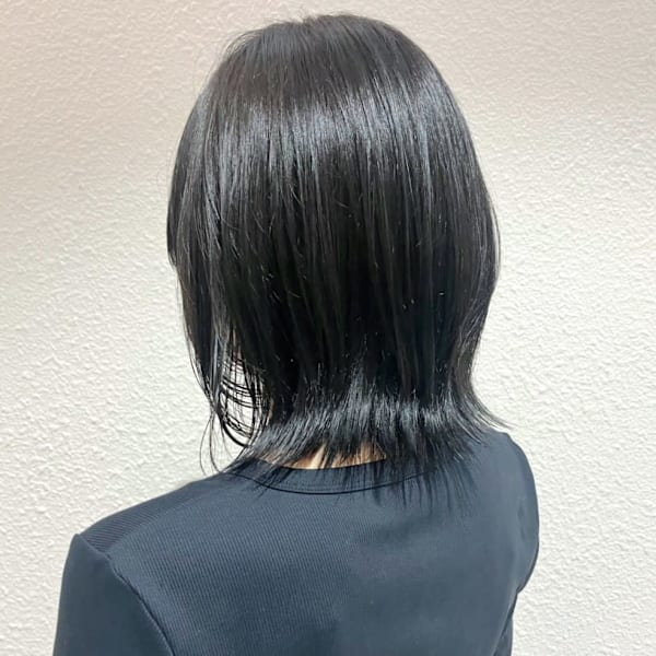 暗髪 ブルーブラック ミディアムウルフ レイヤーカット