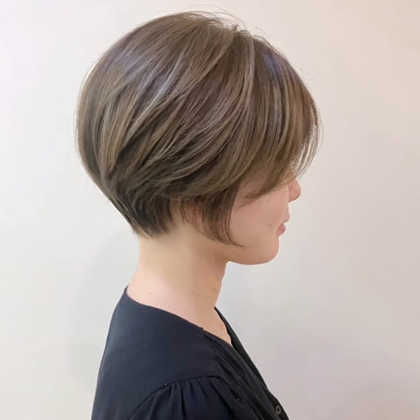 アッシュベージュ ショートレイヤー 丸みボブ ブリーチカラー