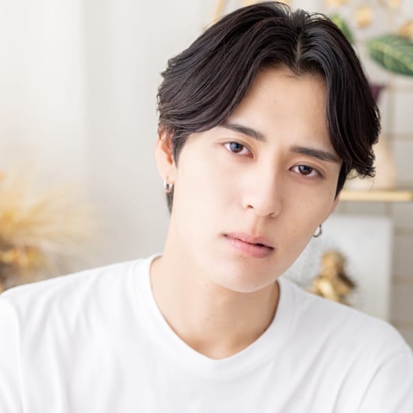 チャコールグレー小顔コンマセンターパート　ツーブロパーマ|COVER HAIR bliss 【カバー ヘア ブリス】川口/ららテラス川口東口駅前店