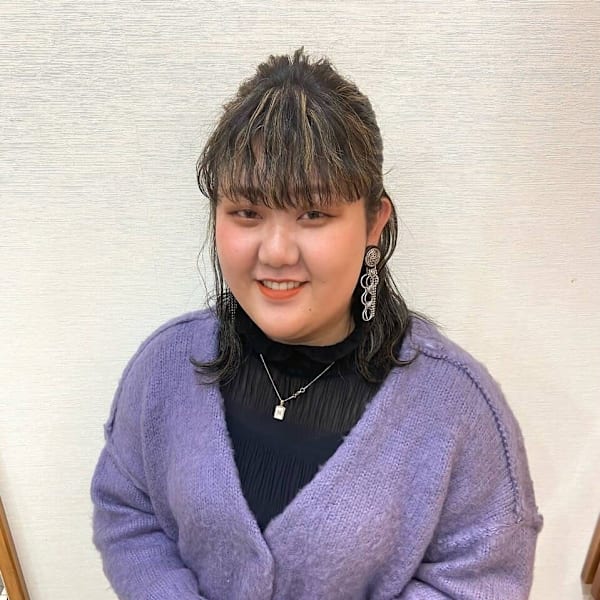 脱白髪染め専門店HAKUA白髪ぼかし町田本店(旧:脱白髪染め専門店HAKUA)【ダツシラガゾメセンモンテンハクア シラガボカシ マチダホンテン】のスタッフ紹介。伊地知奈々