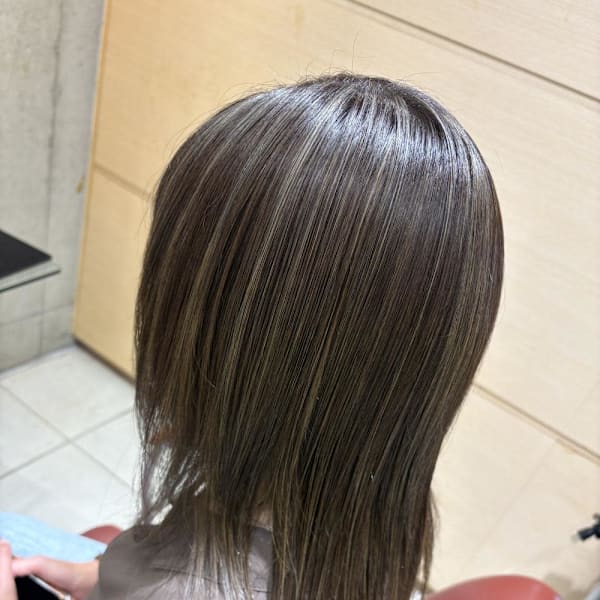 初ハイライトにおすすめのグレージュカラー