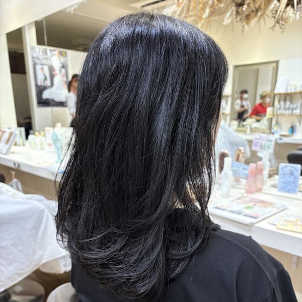 風になびいて可愛いレイヤースタイル♪