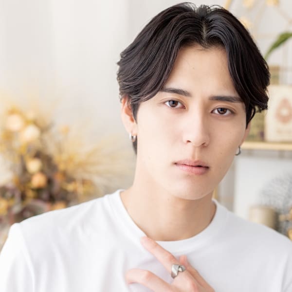 チャコールグレー小顔コンマセンターパート ツーブロパーマ|COVER HAIR bliss【カバーヘア ブリス】戸田公園/戸田公園西口店