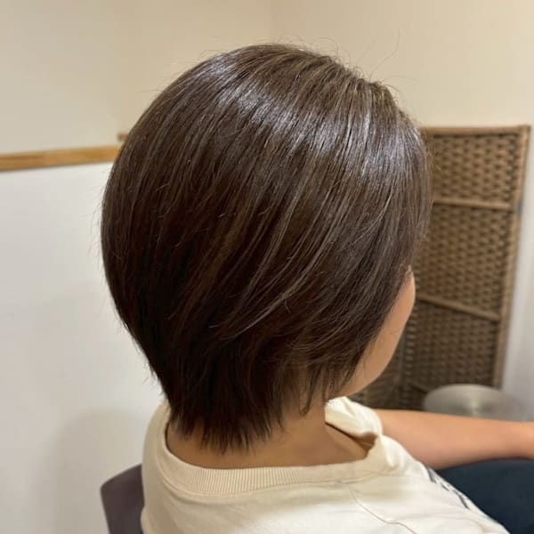 白髪ぼかしハイライト ブラウンカラー 40代 ショートボブ