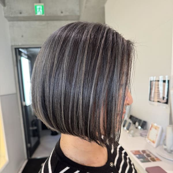 シルバーハイライト/白髪ぼかし◎/前下がりボブ