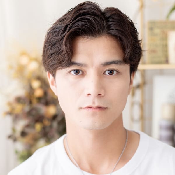 ビジネスにも◎黒髪リバースセンターパート ツーブロパーマ