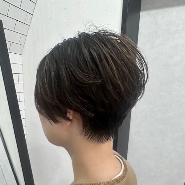 自然な丸みとツヤ、地毛風ストレート