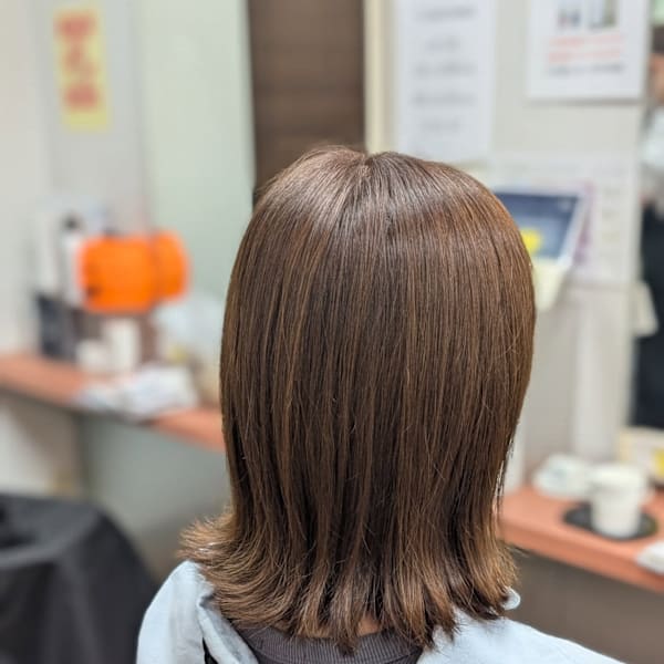 秋の装い、艶めくターコイズカラーと安定の外ハネボブ