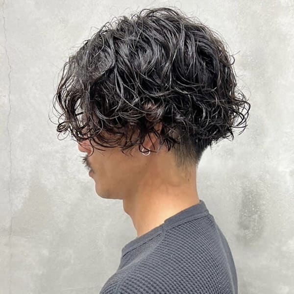 ミディアムレイヤーパーマ×刈り上げ|uchla 池袋 by rcid